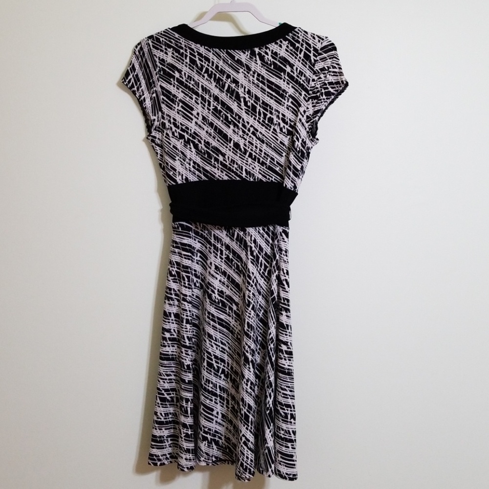 WHITE &BLACK DRESSES - Picture 2 of 8